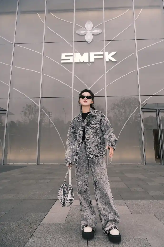 职场人使用下载邮件箱场景示意